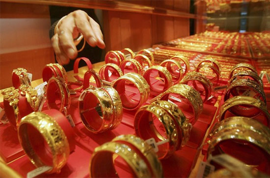 Hai đợt xả hàng liên tiếp của giới đầu tư đã đưa giá vàng quốc tế xuống 3,5% trong tuần qua.