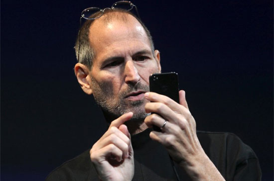 Vị CEO đã quá cố của Apple, Steve Jobs, trong một lần giới thiệu điện thoại iPhone với công chúng.