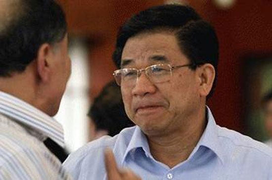 Chủ nhiệm Ủy ban Kinh tế Hà Văn Hiền trao đổi với một đại biểu Quốc hội.