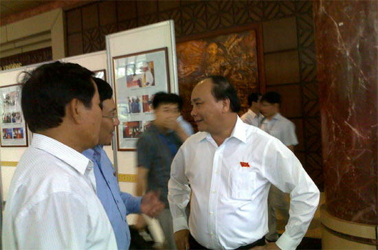 Bộ trưởng - Chủ nhiệm Văn phòng Chính phủ Nguyễn Xuân Phúc (bên phải) được giới thiệu làm Phó thủ tướng Chính phủ nhiệm kỳ mới- Ảnh: Nguyên Hà.