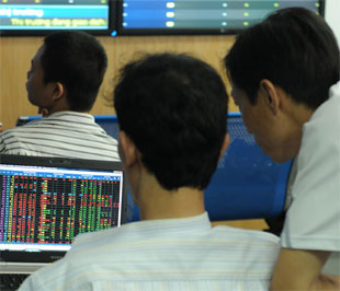 Có vẻ nhiều nhà đầu tư cá nhân vẫn dè chừng với một bẫy tăng giá, hoặc quá thận trọng khi xu hướng đi lên chưa thuyết phục? - Ảnh: Quang Liên.