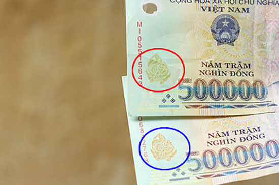 Có nhiều đặc điểm có thể kiểm tra, phát hiện bằng tay, mắt thường để phân biệt tiền giả với tiền thật.