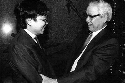  Nghệ sĩ Đặng Thái Sơn được Bí thư Thành uỷ Tp.HCM Võ Văn Kiệt chào đón - Ảnh tư liệu.