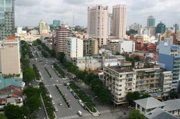 Thị trường bất động sản đang có những diến biến trái chiều khiến không ít nhà đầu tư lúng túng.