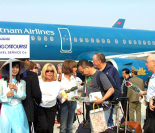 Ảnh hưởng của khủng hoảng tài chính toàn cầu, thêm vào đó là tình hình mưa lụt ở nhiều địa phương của nước ta, đã khiến cho lượng khách tới Việt Nam suy giảm đáng kể.