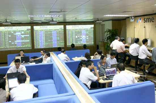 Ủy ban Chứng khoán đang tính đến giải pháp áp dụng biện pháp mạnh tay hơn với SMES là xem xét việc đình chỉ hoạt động môi giới.