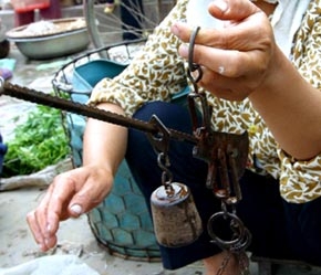 Cả dặm đường mua bán từ Sài Gòn đến Hà Nội, tâm lý nghĩ bị người bán ăn bớt trọng lượng vẫn còn tồn tại.