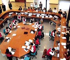 Hiện có khoảng 80 định chế tài chính là công ty chứng khoán và quản lý quỹ được thành lập ở Việt Nam.