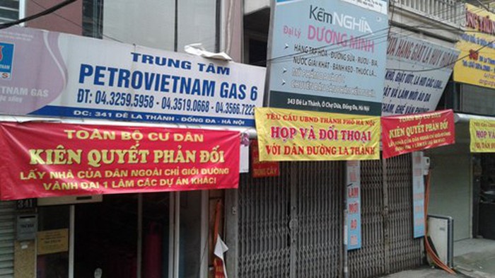 Nhiều hộ dân tại Ô Chợ Dừa phản đối lấy đất của dân làm công trình khác ngoài đường giao thông.