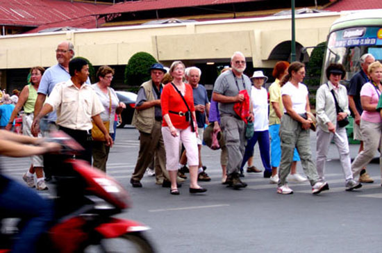 Người nước ngoài mua hàng hóa tại Việt Nam mang theo khi xuất cảnh qua cửa khẩu sân bay quốc tế Nội Bài và Tân Sơn Nhất sẽ được hoàn thuế giá trị gia tăng.