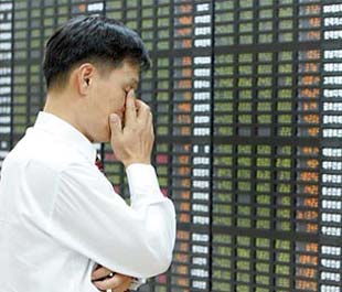 Thị trường sụt giảm kéo dài, các công ty chứng khoán gặp nhiều khó khăn.