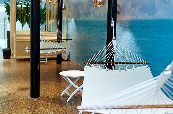 Văn phòng mới được trang bị đủ hết, từ phòng hát karaoke cho tới võng nghỉ, những căn phòng chứa đầy thực phẩm và một nơi ăn trưa rộng rãi đầy cuốn hút - Ảnh: Google.