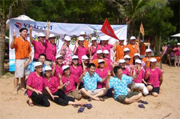 Nhân viên tập đoàn dầu khí Petronas của Malaysia tham gia chuyến du lịch kết hợp team-building do công ty Vietravel tổ chức - Ảnh: NLĐ.