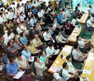 Nhà đầu tư theo dõi phiên giao dịch tại sàn chứng khoán Đông Á. Sàn lại là "điểm hẹn" của nhiều người - Ảnh: TT.