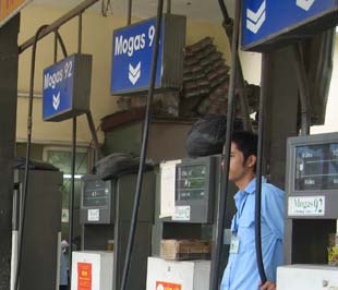 Từ cuối tháng 1/2009 trở lại đây, giá dầu hỏa bình quân trên thị trường thế giới luôn dao động ở mức thấp. Đây chính là cơ hội để doanh nghiệp xem xét giảm giá bán lẻ đối với mặt hàng này.