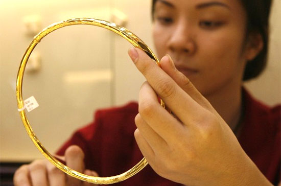 Nếu như năm 2009 được xem là một năm thuận lợi của hoạt động kinh doanh vàng nhờ sự sôi động của thị trường vàng vật chất và sự nở rộ của các sàn vàng và hoạt động kinh doanh vàng tài khoản ở nước ngoài, thì từ đầu năm 2010 tới nay, những thuận lợi đó đã giảm hẳn - Ảnh: Reuters.