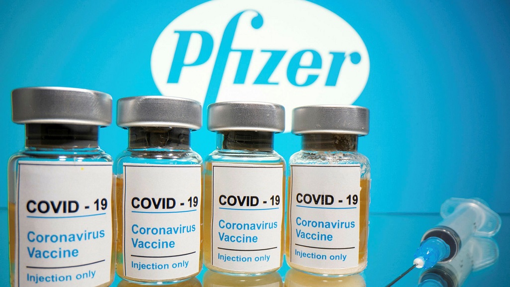Cũng trong tháng 11, các nhà sản xuất Pfizer (Mỹ), AstraZeneca (Anh) lần lượt tuyên bố vaccine do các công ty này phát triển mang lại hiệu quả ngừa Covid-19 trên 90%, mở ra tia hi vọng chấm dứt đại dịch toàn cầu - Ảnh: AFP