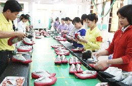 Tính chung mười tháng đầu năm, sản lượng của toàn ngành đạt 269,1 triệu đôi, vẫn giảm 1,9% so với cùng kỳ năm trước. 