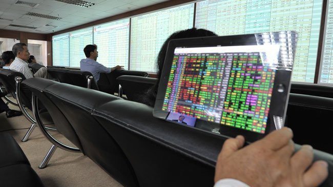 Một số nhân viên môi giới chứng khoán cho biết, lệnh vào HOSE gặp khó khăn trong phiên ATC, lúc kết nối gửi lệnh được, lúc không. Nhiều công ty chứng khoán phản ánh lệnh còn tồn ở hệ thống công ty họ, hiển thị trạng thái chờ kết nối với HOSE.