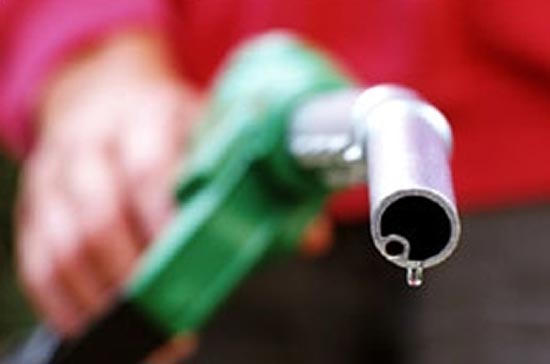 Cùng đi lên với dầu thô, giá xăng giao tháng 1/2013 tăng 6 cent, tương ứng 2,3%, lên 2,66 USD/gallon. 