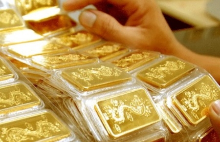 Giá vàng trong nước tăng vọt khi khai xuân là do giá vàng quốc tế đã có những bước nhảy xa trong thời gian thị trường trong nước đóng cửa nghỉ lễ.