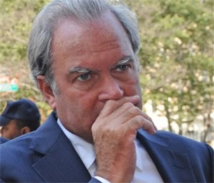 Dreier trên đường đến tòa án ở Manhattan - Ảnh: AP.