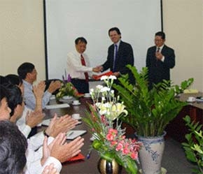 TS. Trần Vĩnh Đức (người đứng bên trái) và đại diện N M Rothschild & Son - ông Mark Florance (người đứng giữa) trong lễ ký hợp đồng tư vấn.