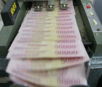 Thực tế cơn sốt nóng trên thị trường tiền tệ thời gian qua đòi hỏi các ngân hàng thương mại cần có chiến lược quản trị điều hành nguồn vốn hiệu quả.