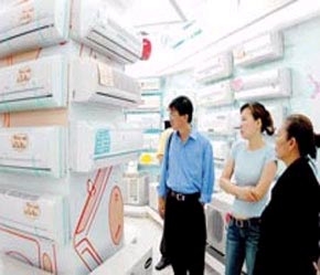 Khảo sát thị trường hàng điện máy, với hai sản phẩm chính được giảm thuế là máy lạnh và quạt điện, cho thấy tình hình giá vẫn không thay đổi.