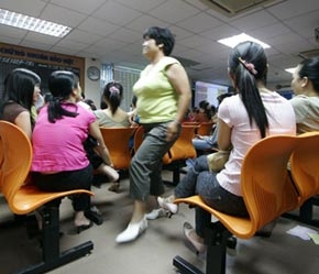 Trên sàn, các báo cáo (cả những thông tin đồn đoán) về kết quả kinh doanh của doanh nghiệp niêm yết đang là một trong những thông tin được nhà đầu tư quan tâm nhất - Ảnh: Việt Tuấn.