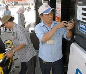 Theo các doanh nghiệp kinh doanh xăng dầu, giá xăng A92 nhập từ Singapore hiện đứng ở mức 81,35 USD/thùng.