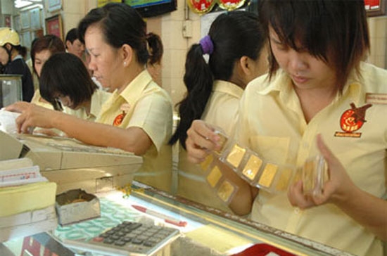 Trái với những đợt sốt giá trước, ở lần giá vàng leo thang chóng mặt này, người dân và giới đầu tư tỏ ra khá thận trọng và dè chừng.