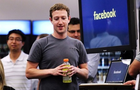 Trong cuộc gặp các nhà đầu tư hôm 7/5, Giám đốc điều hành Facebook Mark Zuckerberg đã bị đánh giá là gây ấn tượng không nghiêm túc khi mặc áo chui đầu tới dự.