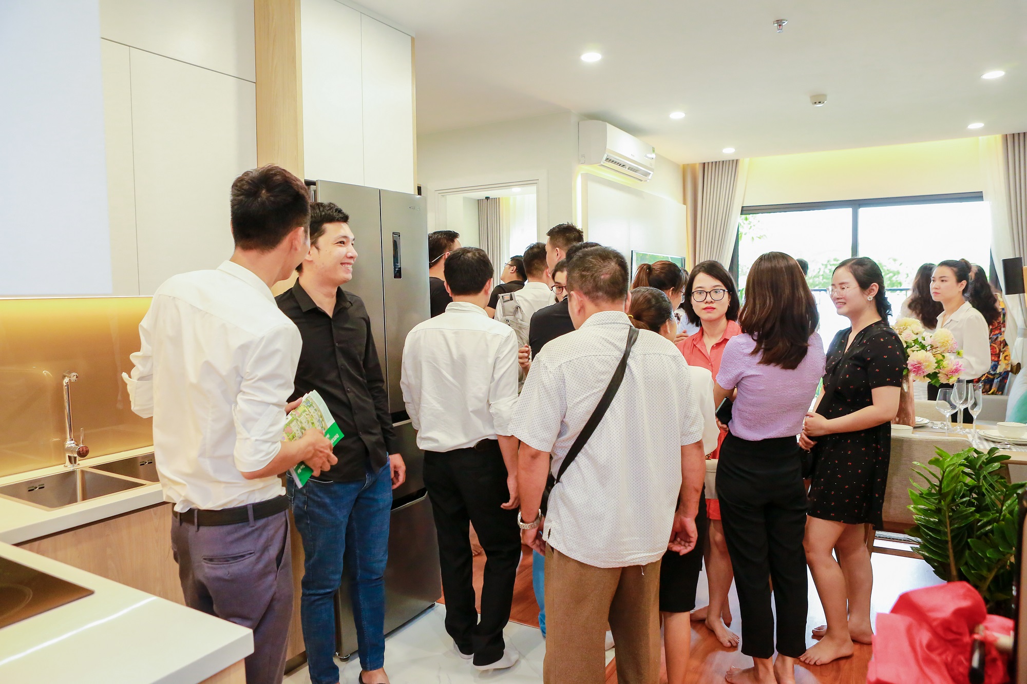 Bên cạnh trải nghiệm tiện ích dự án, khách hàng còn được thăm quan các căn hộ mẫu.