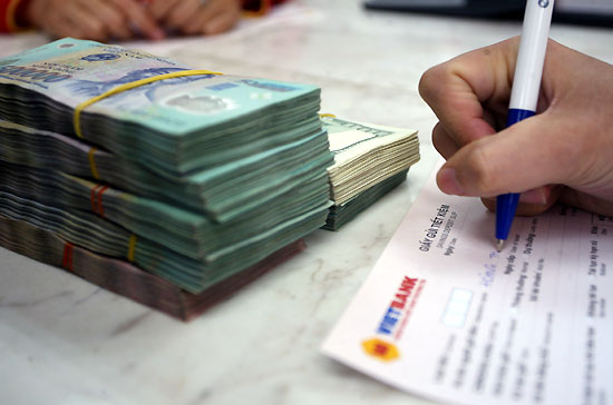 Từ đầu tuần đến nay, nhiều ngân hàng liên tục điều chỉnh biểu lãi suất huy động.