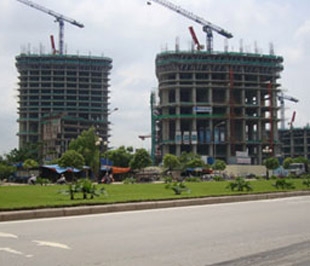 Năm 2008, cả nước đã có 33 dự án xây căn hộ, khu đô thị, với tổng vốn đầu tư gần 10 tỷ USD và số vốn chủ sở hữu đăng ký chỉ khoảng 2,2 tỷ USD, số còn lại sẽ phải huy động từ các nguồn vốn đi vay - Ảnh minh họa.
