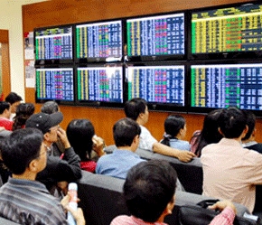 Thế trận một chiều cùng tăng, cùng giảm đang thay đổi. (Trong ảnh: Theo dõi giao dịch tại sàn Chứng khoán Tân Việt)