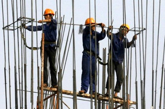 Tại một công trường xây dựng ở Hà Nội - Ảnh: Reuters.