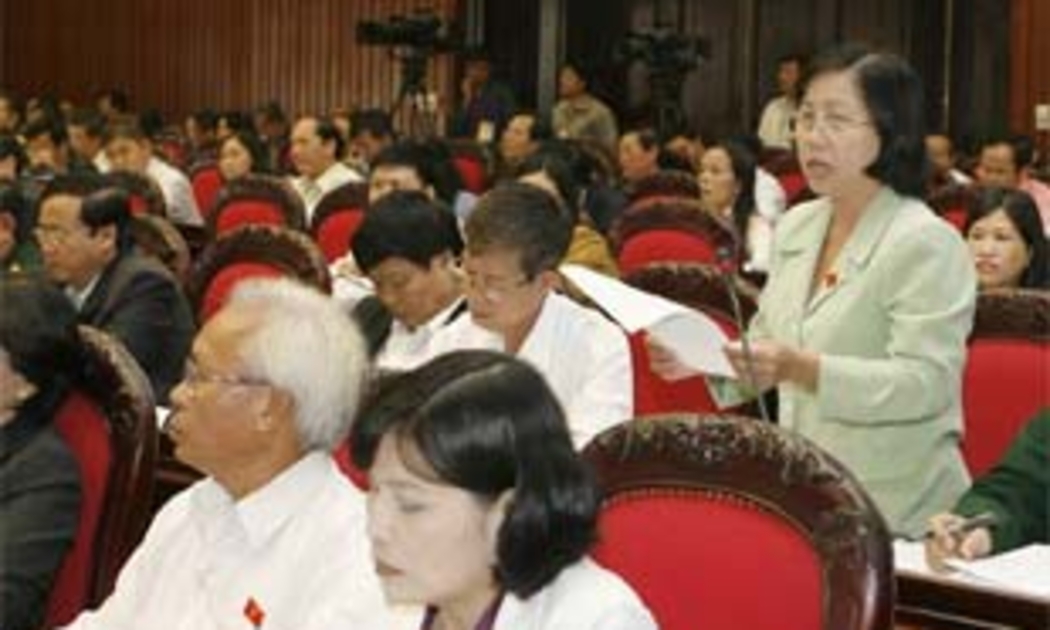 Đại biểu Quốc hội tỉnh An Giang Phạm Thị Hoà chất vấn thành viên Chính phủ - Ảnh: TTXVN.