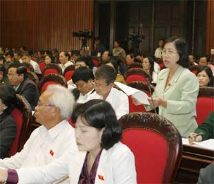 Đại biểu Quốc hội tỉnh An Giang Phạm Thị Hoà chất vấn thành viên Chính phủ - Ảnh: TTXVN.