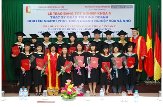Lễ nhận bằng tốt nghiệp khóa 4 của chương trình Sept - MBA.