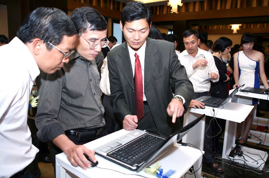 Đại diện VietUnion hướng dẫn sử dụng tiện ích thanh toán hóa đơn tập trung tại lễ ra mắt - Ảnh: Hồng Thắng.