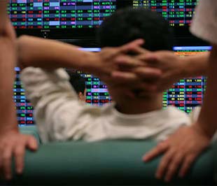 Ngay khi công bố kết quả kinh doanh năm 2008 bị lỗ, 15 cổ phiếu của 15 doanh nghiệp niêm yết tại Sở Giao dịch Chứng khoán Tp.HCM (HOSE) đã bị đưa vào diện kiểm soát.