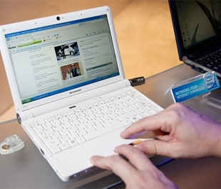 Cứ thử so sánh một netbook tiêu biểu hiện nay với một máy tính xách tay cách đây hai ba năm - chúng hoàn toàn ngang ngửa về nhiều phương diện, trừ giá cả - Ảnh: Getty Images.