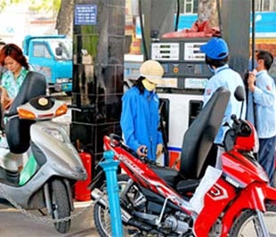 Các doanh nghiệp được phép trích từ lợi nhuận trước thuế khoảng 1.000 đồng/lít trên số lượng xăng tiêu thụ để trả nợ cho ngân sách nhà nước.