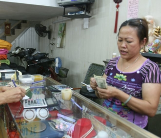 Các đại lý thu mua ngoại tệ chỉ được bán ngoại tệ cho ngân hàng - Ảnh: Trần An.