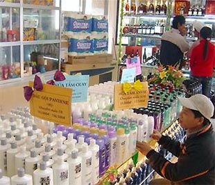 Người mua hàng phải tự chịu trách nhiệm về thủ tục và định lượng để nhập khẩu vào nước nhập cảnh - Ảnh: Tuổi trẻ.