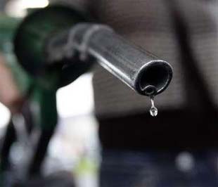 Người tiêu dùng Mỹ đang mừng rỡ vì giá xăng giảm mạnh, nhưng đây cũng chính là một mối lo mới của các doanh nghiệp và giới đầu tư ở nước này - Ảnh: Reuters.