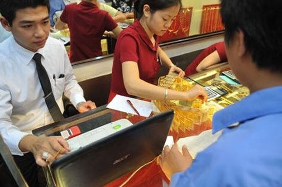 Tính tới cuối buổi chiều nay, giá vàng bán ra đã rẻ hơn mức kỷ lục 38,2 triệu đồng/lượng của ngày hôm qua 1,5 triệu đồng/lượng - Ảnh: VnExpress.