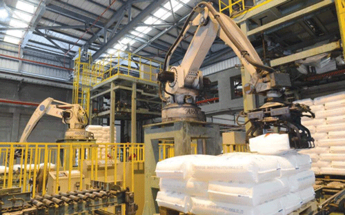 Robot vận hành trong Nhà máy lọc dầu Dung Quất.